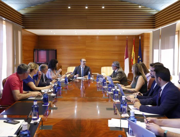 El Pleno de las Cortes regionales debate este jueves sobre Hacienda, agua y agricultura