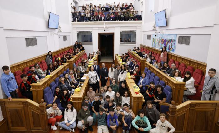 Las Cortes regionales celebran el Día Mundial de la Infancia animando a niños y niñas a “actuar para construir un mundo de buenas personas, que ayudan a quien más lo necesita”