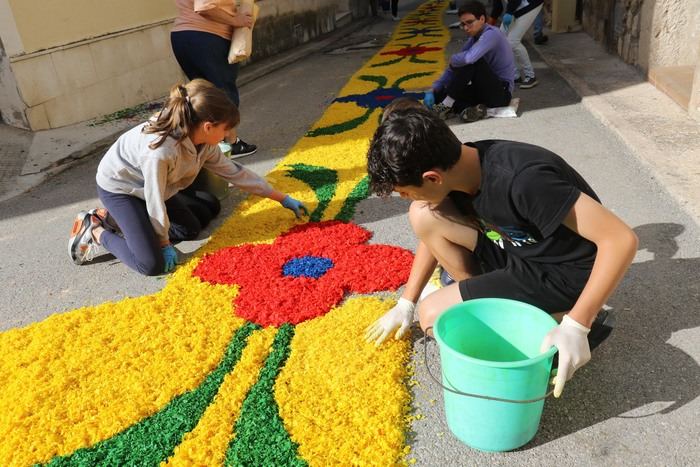 Un pueblo de Guadalajara, Almonacid de Zorita, alfombra 2 kms de calles en la Fiesta del Corpus Christi