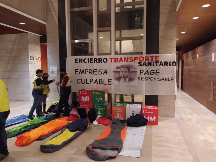 Delegados sindicales del Transporte Sanitario de la UTE Ambulancias Cuenca se encierran con sacos de dormir en la consejería de Sanidad