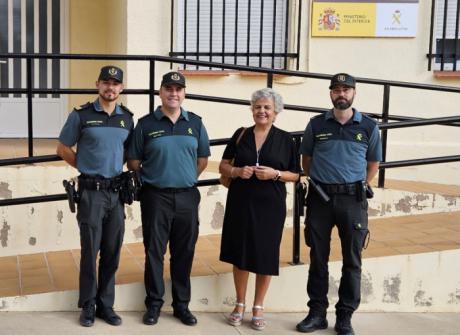 Fernández visita el cuartel de la Guardia Civil en Villarejo de Fuentes