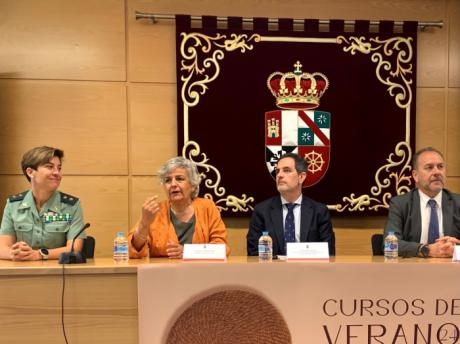 Expertos y representantes de distintas instituciones participan en curso sobre policías con estatuto militar en Cuenca