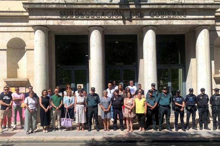 La Subdelegación del Gobierno en Cuenca celebra un minuto de silencio en repulsa por los asesinatos machistas de este fin de semana en España