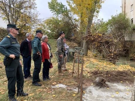 El Ejército trabaja en la instalación de una pasarela peatonal en Landete para comunicar las dos partes de la localidad separadas tras la rotura del puente por la DANA