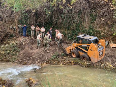 El Ejército trabaja en la instalación de una pasarela peatonal en Landete para comunicar las dos partes de la localidad separadas tras la rotura del puente por la DANA