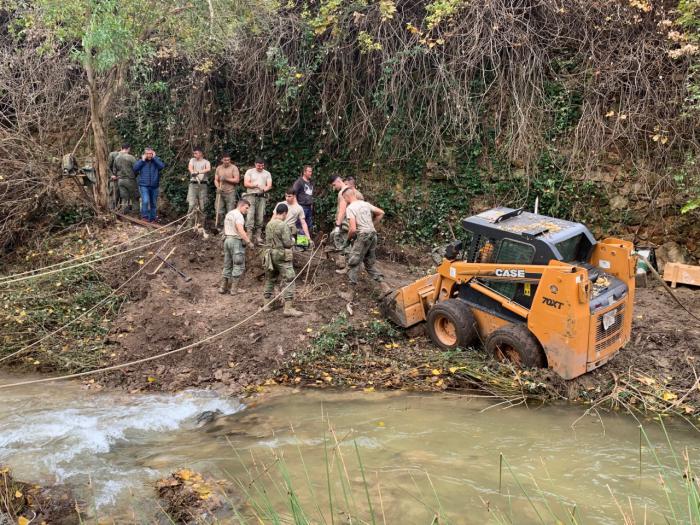 El Ejército trabaja en la instalación de una pasarela peatonal en Landete para comunicar las dos partes de la localidad separadas tras la rotura del puente por la DANA