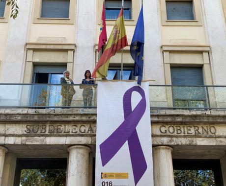 La Subdelegación del Gobierno en Cuenca despliega el lazo morado con motivo de los actos del 25N