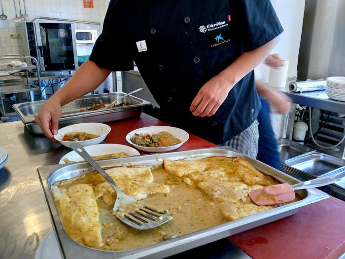 Un total de 106 personas mayores han sido atendidas por Cáritas a lo largo del primer semestre, gracias al proyecto comida sobre ruedas