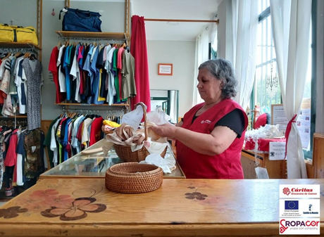 Cáritas Cuenca impulsa el reciclaje de ropa y muebles para la inclusión laboral de personas en riesgo social