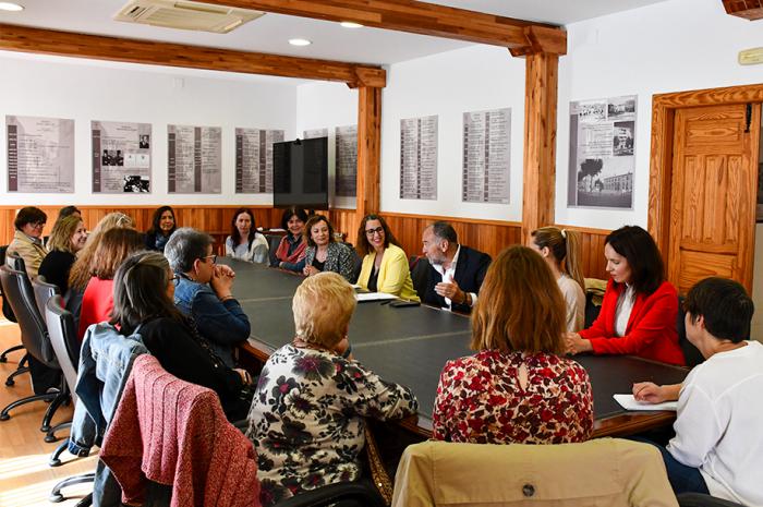 La consejera de Igualdad anima a entidades a acogerse a las ayudas de la Junta