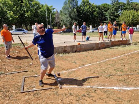 Gran nivel en los juegos tradicionales en Motilla del Palancar donde destaca la petanca con una participación de once parejas