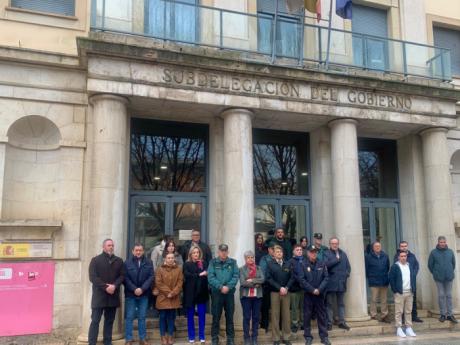 Minuto de silencio en la Subdelegación del Gobierno en repulsa por el asesinato machista de dos mujeres en Jaén y Girona