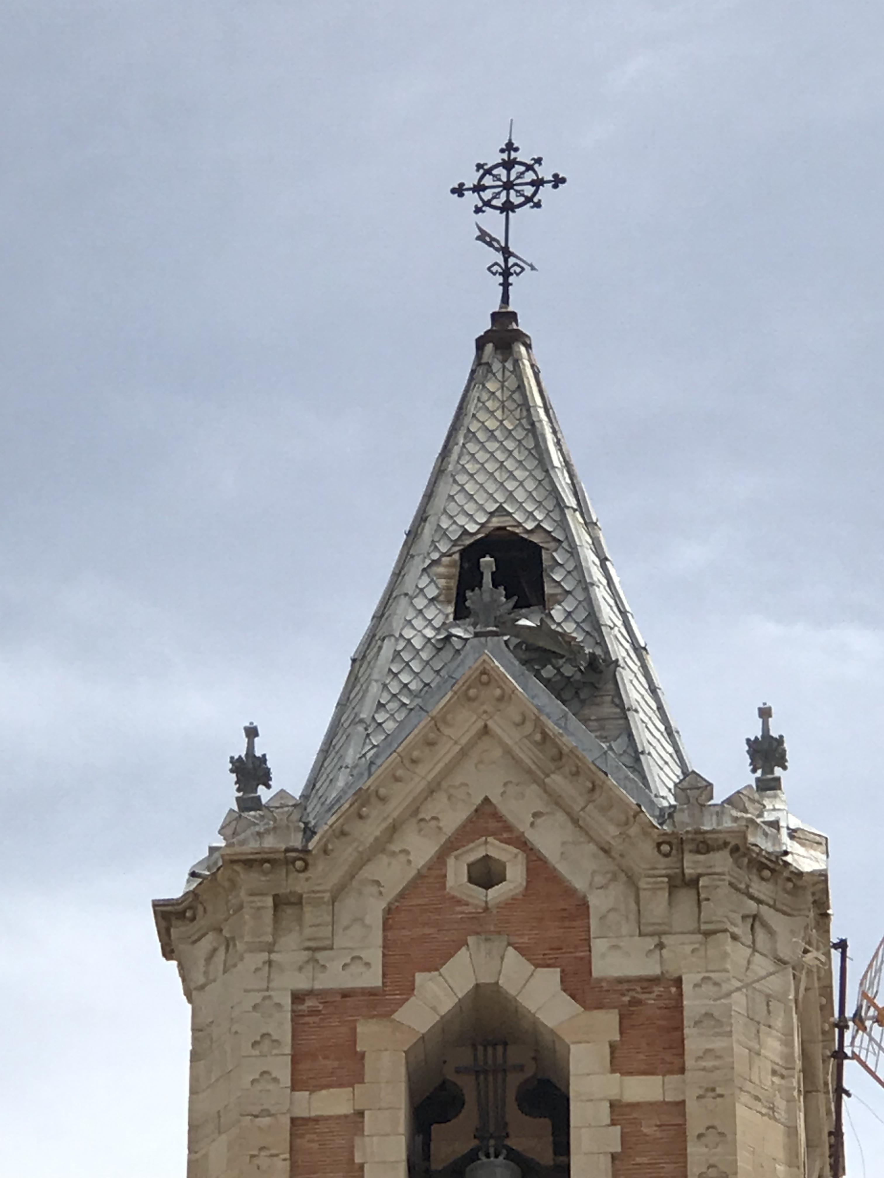 Se desprende parte de la torre de la Iglesia del Salvador