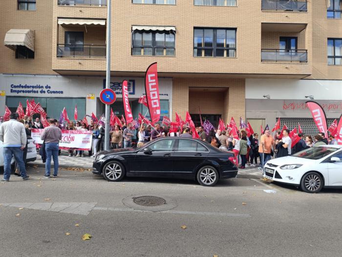 CCOO y UGT exigen, frente a la sede de la patronal, la reducción de la jornada laboral