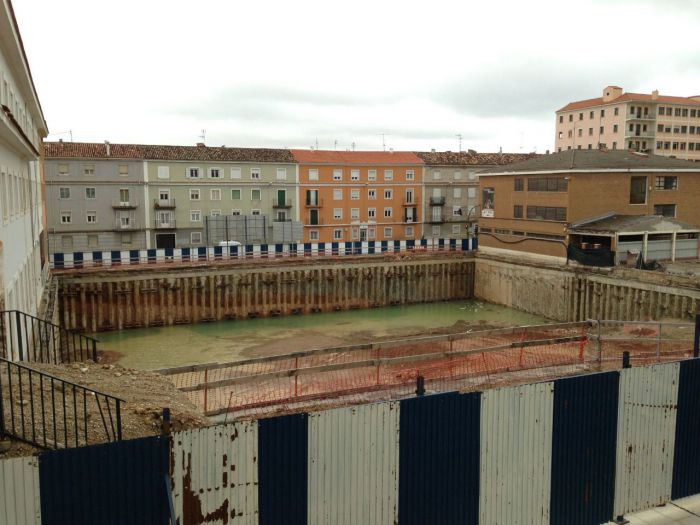 El AMPA del colegio Fray Luis de León denuncia el estado de insalubridad del 'agujero' de la obra del parking de Astrana Marín