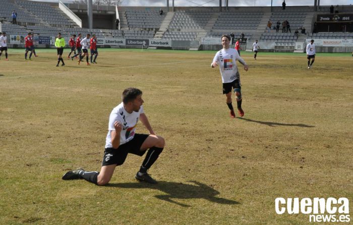 El Conquense impone su ley con gol olímpico incluido de Héctor Rubio (2-0)