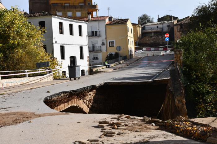 Landete, partido en dos tras la destrucción de un puente por el paso de la DANA