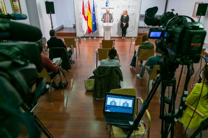 El vicepresidente de Castilla-La Mancha, José Luis Martínez Guijarro, informa, en la sala de prensa de la Delegación de la Junta en Cuenca, de la acción del Ejecutivo autonómico.