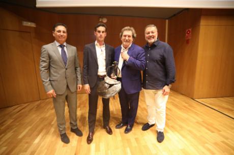 Fernando Adrián recoge el premio como triunfador de la Feria de San Julián 2023