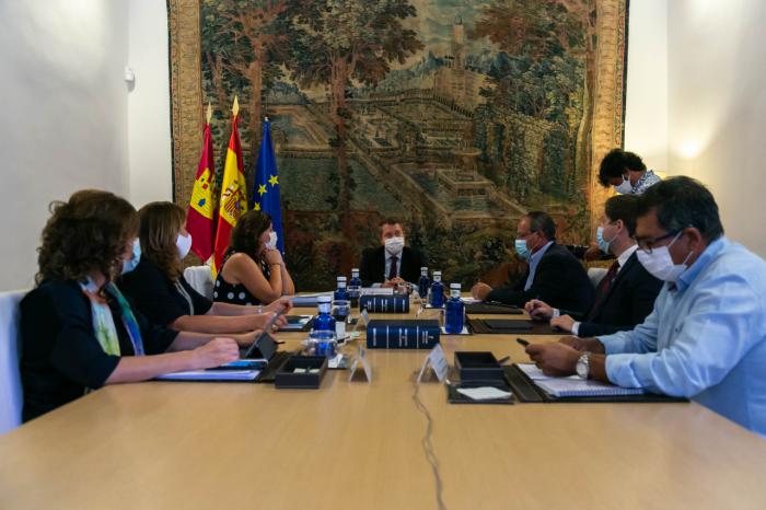 El jefe del Ejecutivo autonómico, Emiliano García-Page, preside en el Palacio de Fuensalida, la reunión del Consejo de Gobierno de Castilla-La Mancha