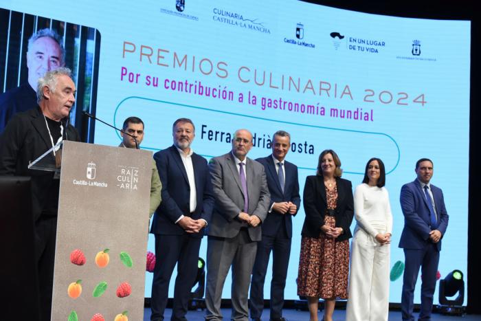 El chef Ferran Adrià recibe el Premio Extraordinario del Congreso Culinaria