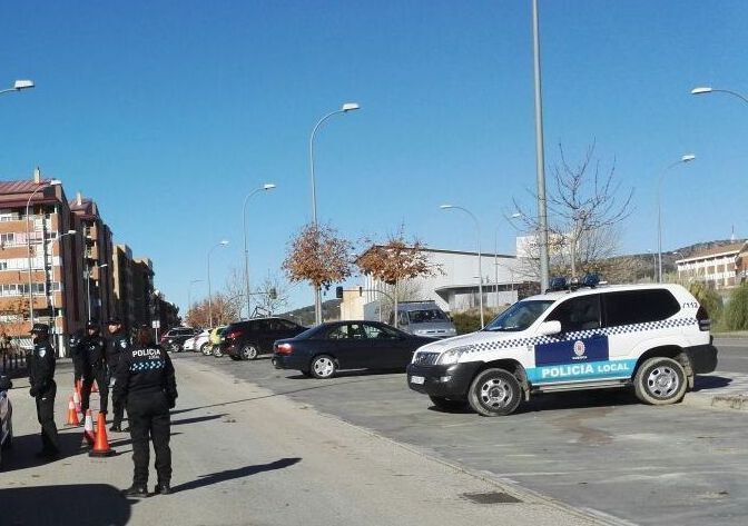 Agentes de la Policía Local de Cuenca realizando un control  en la Avenida Juan Carlos I. Imagen de archivo 