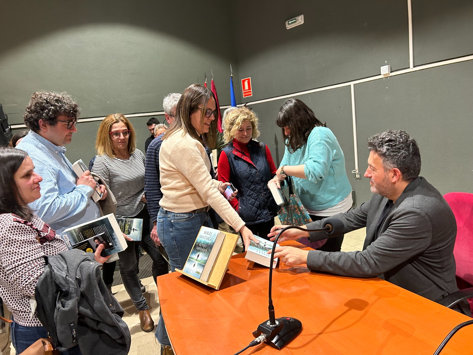 Presentación del libro 'El Hijo olvidado' de Mikel Santiago en el Centro  Cultural Aguirre