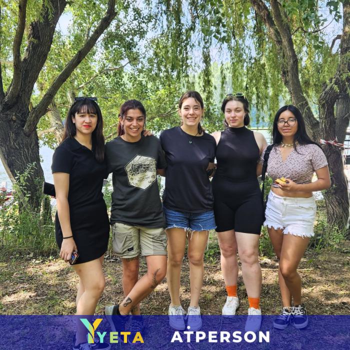 Tiro con arco, uso de hierbas medicinales o excursiones fluviales en barco son solo algunas de las actividades que estas cinco jóvenes desarrollaron en Novi Becej (Serbia), junto con otros veinte jóvenes de Italia, Serbia, Grecia y Chipre, con el objetivo de formarse en ecoturismo y emprendimiento social.