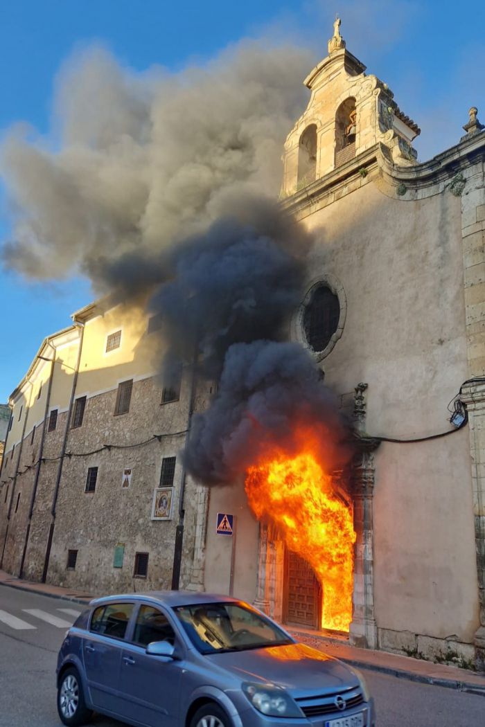Prenden fuego a la puerta del convento Concepcionistas