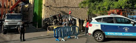 Vuelca un camión pluma en la Puerta de Valencia sin dejar heridos