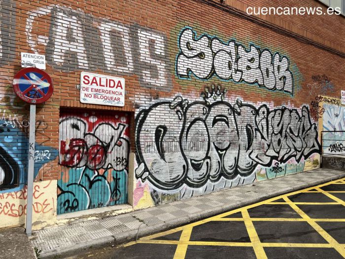 Actuales pintadas en el pabellón municipal “El Sargal”