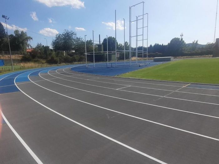 Concluidas las actuaciones de mejora, limpieza y repintado de la pista de atletismo Luis Ocaña