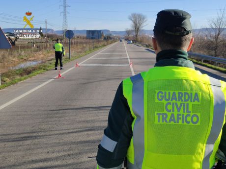 Investigan a conductor por llevar a una persona en el maletero y siete ocupantes en un coche para cinco