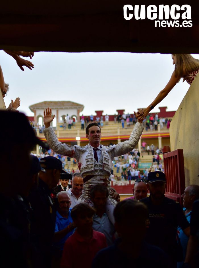 Cuatro orejas y puerta grande para Fernando Adrián en la tercera de abono