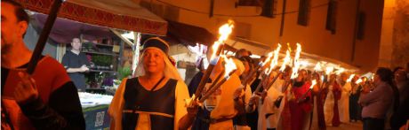 Cuenca regresa a la Edad Media con el desfile de antorchas en el Casco Antiguo