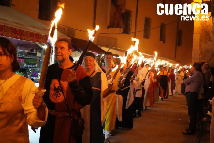 Cuenca regresa a la Edad Media con el desfile de antorchas en el Casco Antiguo