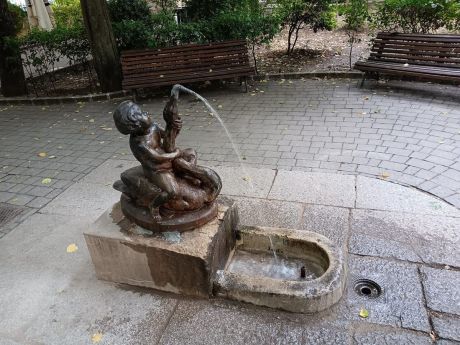 El agua vuelve a correr en la fuente vandalizada del Parque de San Julián