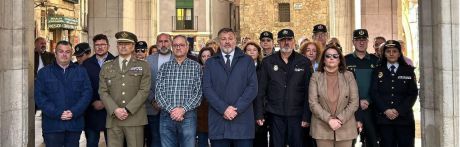 Minuto de silencio en el Ayuntamiento por las víctimas de la DANA