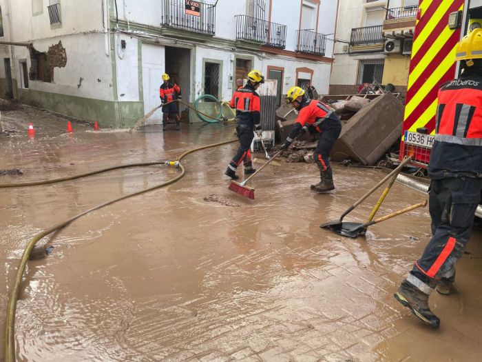 Efectivos del Parque de Bomberos de Cuenca se desplazan a Mira para colaborar en las tareas de limpieza