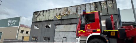 Un incendio devasta la nave de Rubiocar, quemando los 15 autobuses que había en su interior