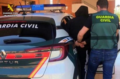 Detienen a una persona por usurpación de estado civil y por circular sin permiso de conducir