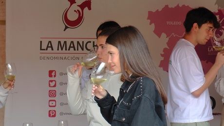 Jóvenes alumnos de la UCLM desmitifican los tópicos del vino con el curso de verano en DO La Mancha