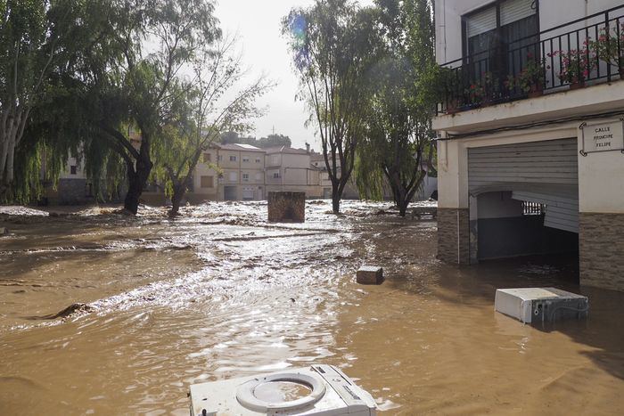 La DANA deja 181 inmuebles afectados y causa estragos en Mira