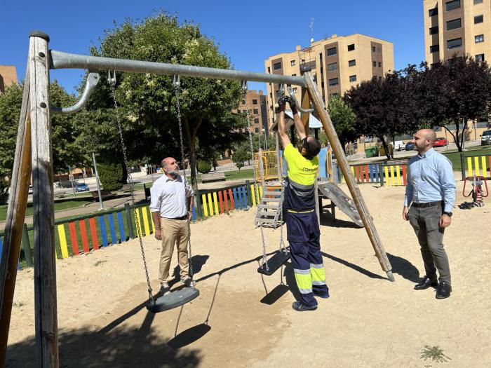 El Plan de Mantenimiento de Áreas Infantiles ha arrancado ya con la renovación de columpios deteriorados y la limpieza de espacios