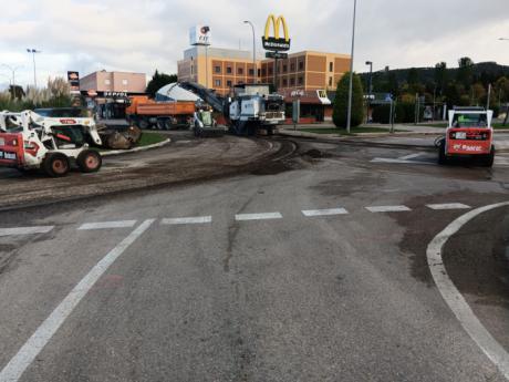 Las obras de asfaltado en la rotonda de avda. Juan Carlos I provocan afecciones en el tráfico