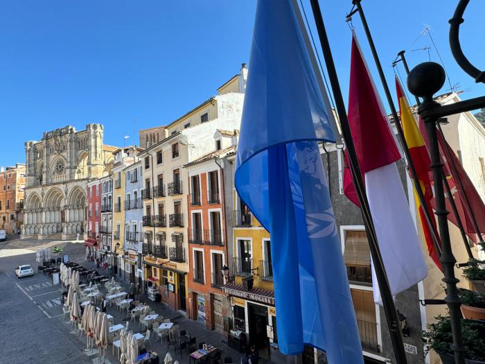 El Ayuntamiento de Cuenca conmemora el Día de las Naciones Unidas colocando su bandera en el balcón durante toda la semana