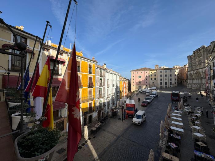 Las banderas del Ayuntamiento ondean a media asta en señal de duelo por los fallecidos a causa de la DANA