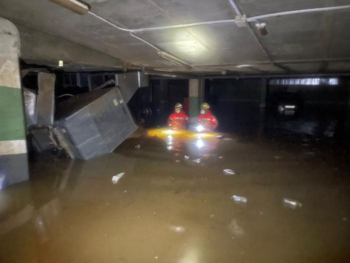 Los Bomberos del Ayuntamiento de Cuenca trabajan desde ayer en la extracción de agua de un parking del municipio valenciano de Sedaví