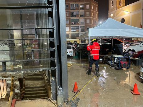 Los Bomberos del Ayuntamiento de Cuenca trabajan desde ayer en la extracción de agua de un parking del municipio valenciano de Sedaví