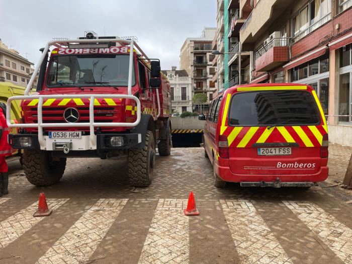 Los Bomberos del Ayuntamiento de Cuenca trabajan desde ayer en la extracción de agua de un parking del municipio valenciano de Sedaví